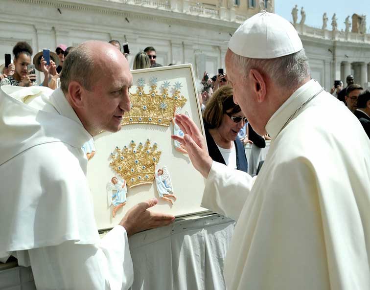 Pope Francis blessed the Crowns for the Icon Our Lady of Czestochowa